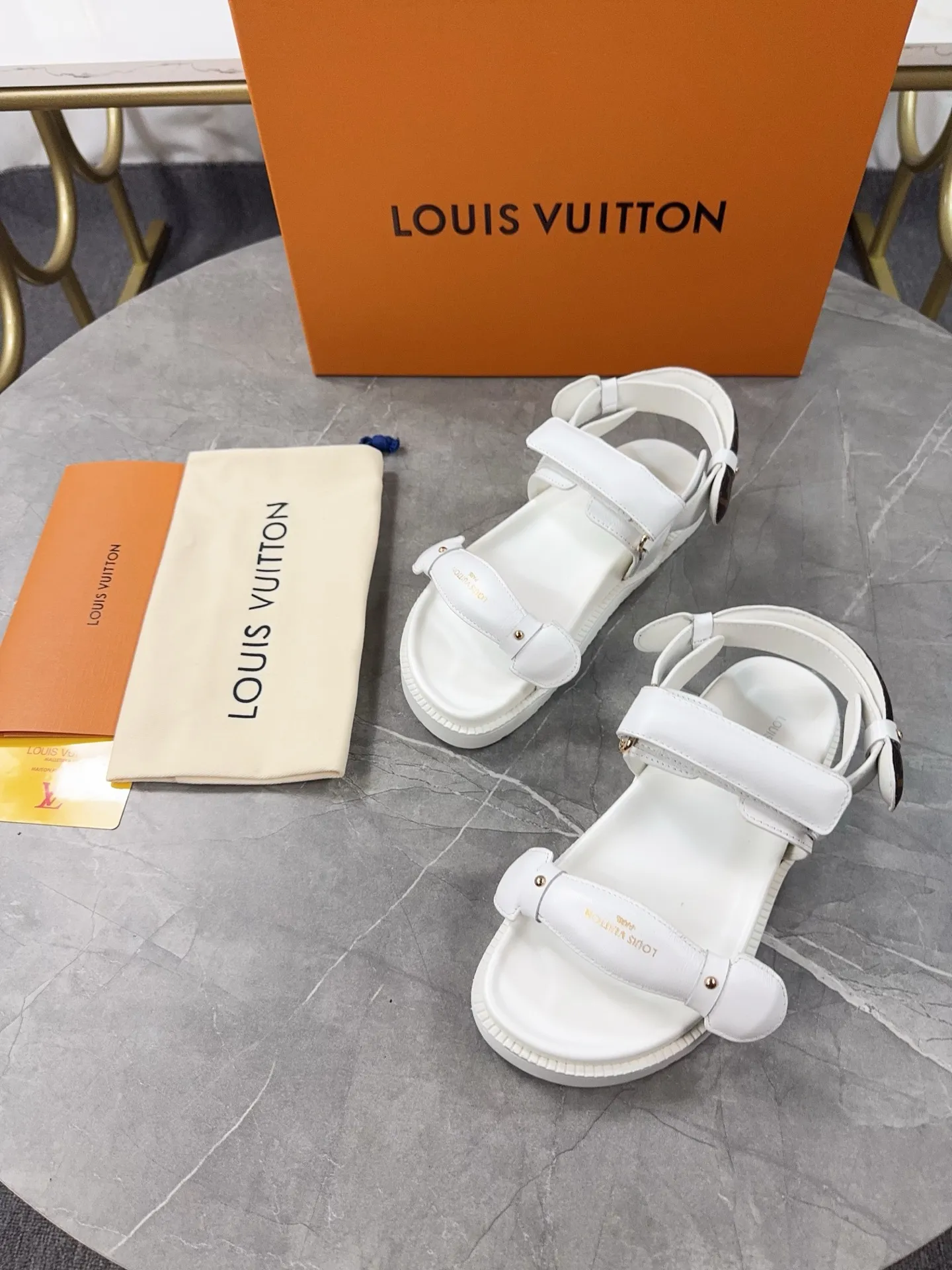 👟👟Ex-factory price 460👟👟 🌈LV | Louis Vuitton 🧡💚2025 spring and summer new style top version‼ ️The original version is the same. The counter focuses on the latest new beach shoes. Hard goods are new🆕 ❥Purchase level! Full of high-end feel! A popular model among bloggers at home and abroad, it’s retro and fashionable and looks amazing on your feet! Mainly recommended models on the official website★ ━━━━━ ЅᏇєєt ━━━━━ ▪️Upper: original customized leather ▪️Inner lining: cow lining ▪️Outsole: high-end rubber PU combination outsole ▪️Shoe size: 35-45